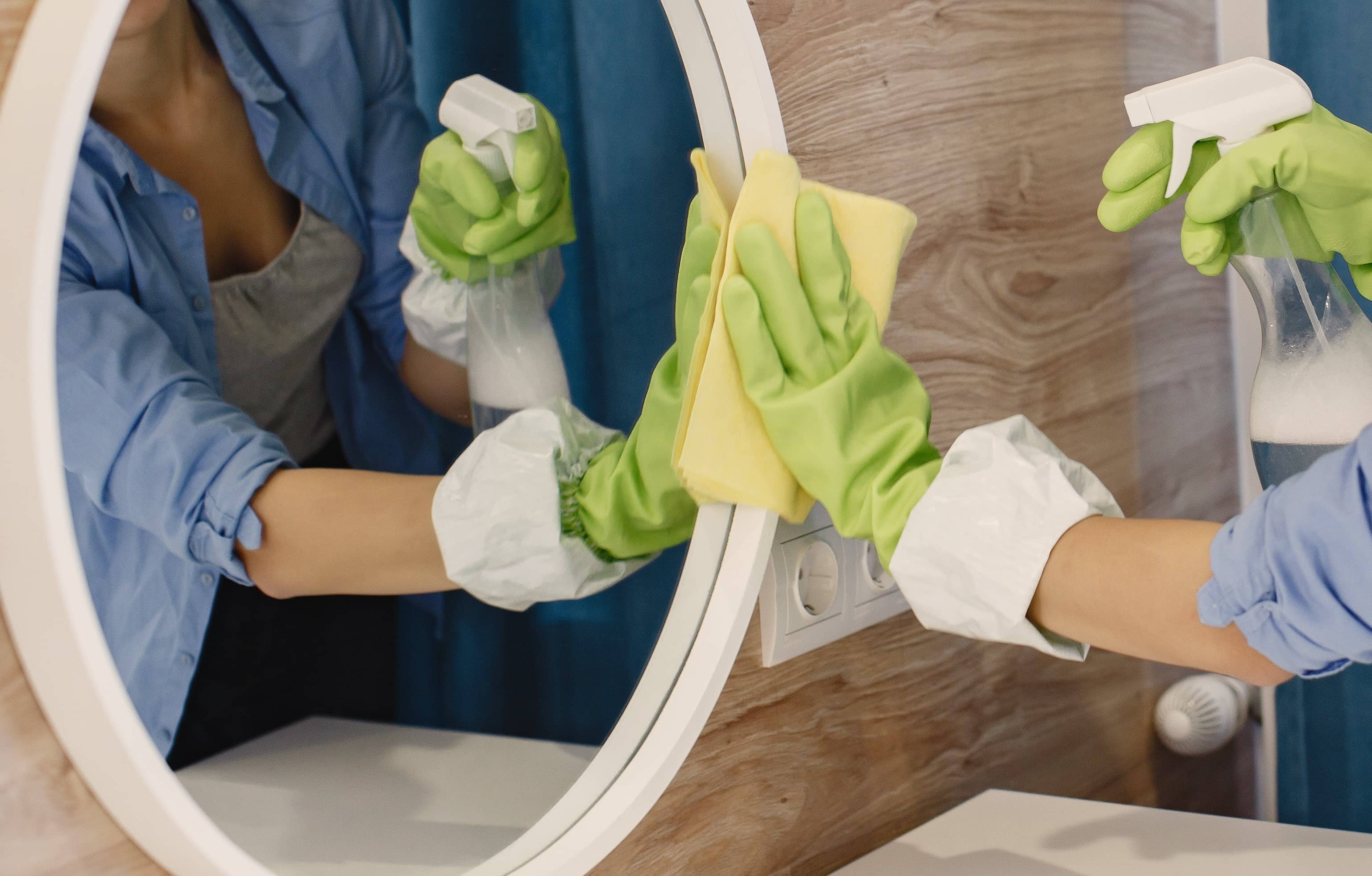 Как отмыть зеркало без разводов?