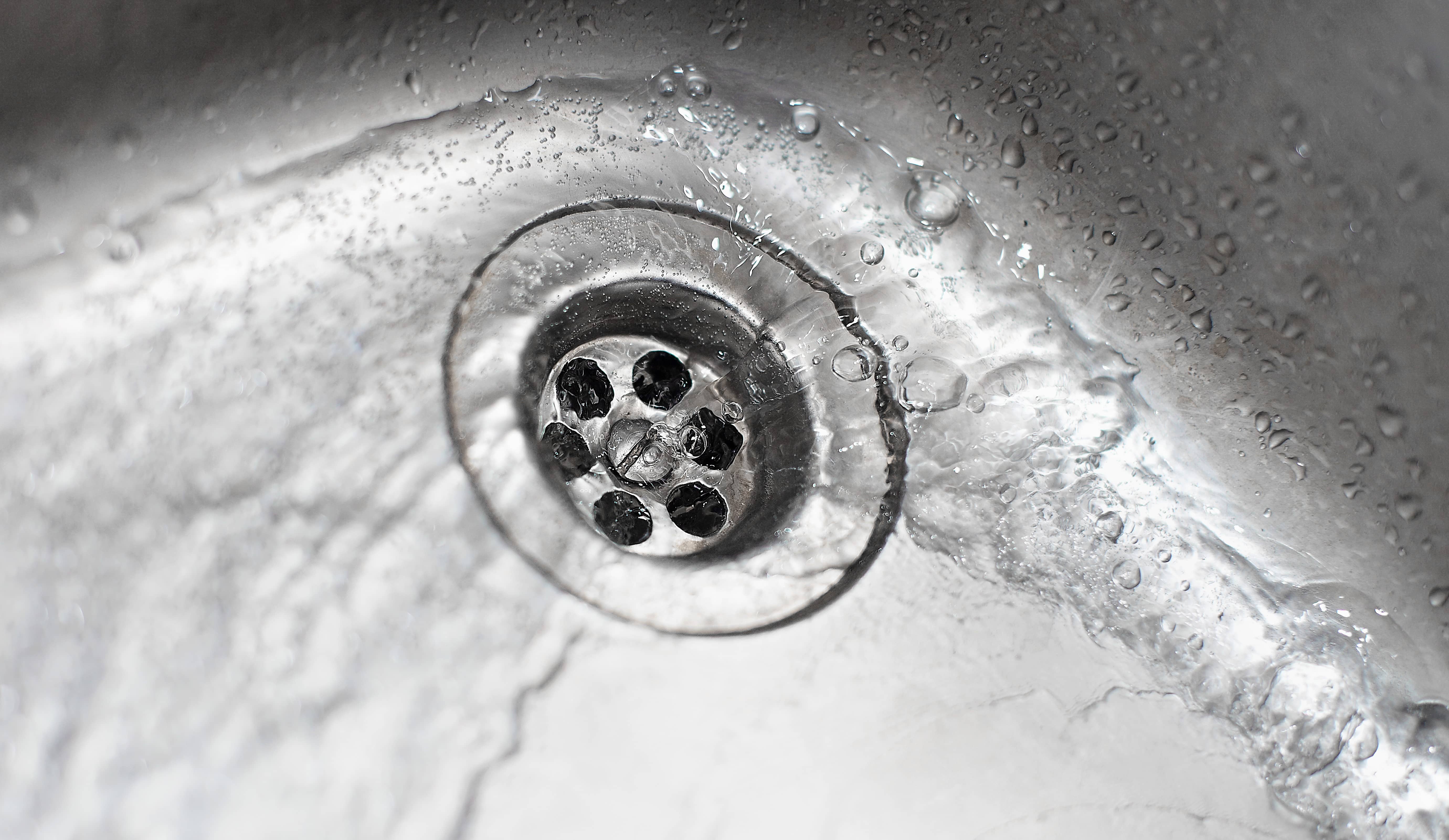 Как устранить засор в раковине?